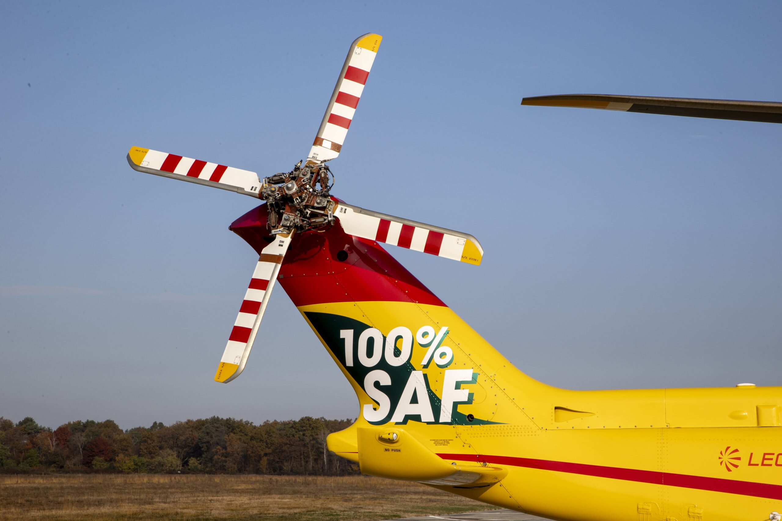 Featured image for “Leonardo e Pratt & Whitney Canada celebrano il primo volo con il 100% di carburante SAF per un elicottero AW139”